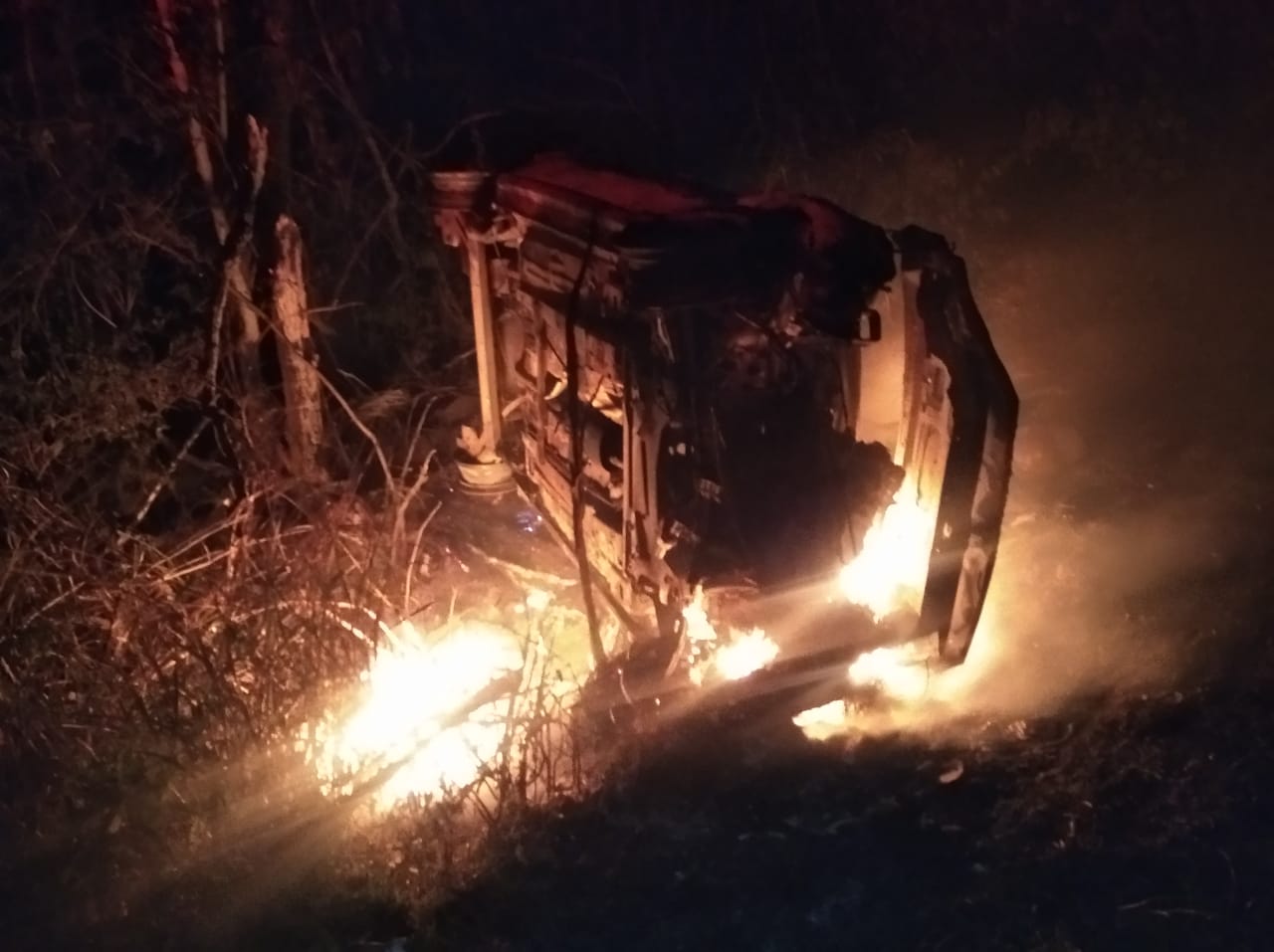 Jovem fica ferido após carro capotar e pegar fogo na PR-092