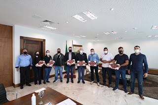 Prefeito de Jaboti mostra ao governador resultados da parceria com o Sebrae na produção de morangos