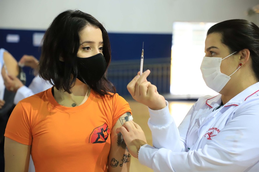 Paraná recebe primeiro lote de vacinas exclusivo para adolescentes sem comorbidades