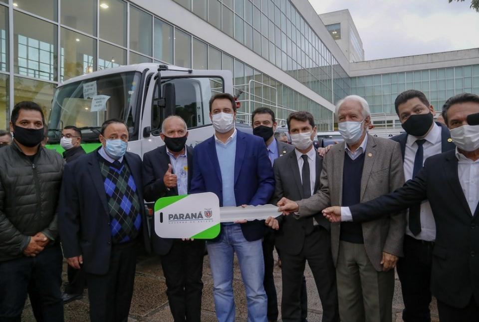 Ratinho Jr entrega caminhões pipa para duas cidades do Norte Pioneiro