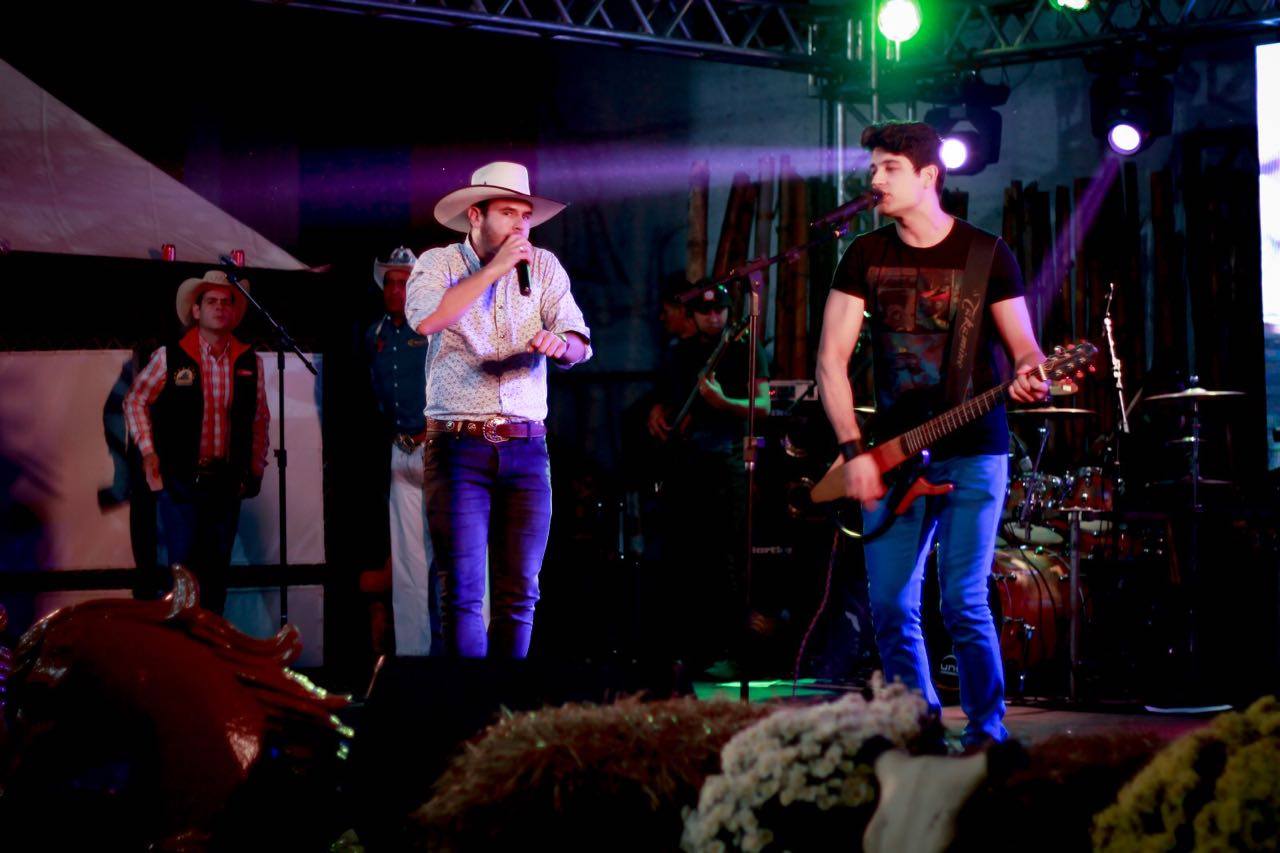 Sucesso sertanejo Marlon e Raphael participam do programa Prosa Boa da Folha Extra