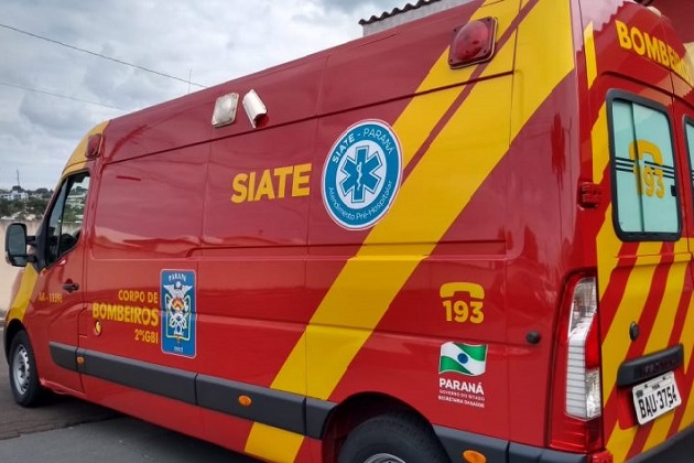 Caminhão perde os freios e cai em córrego na cidade de Jacarezinho