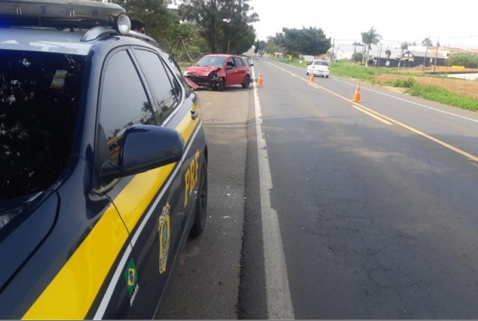 Motorista sem habilitação se envolve em acidente que deixa duas pessoas feridas