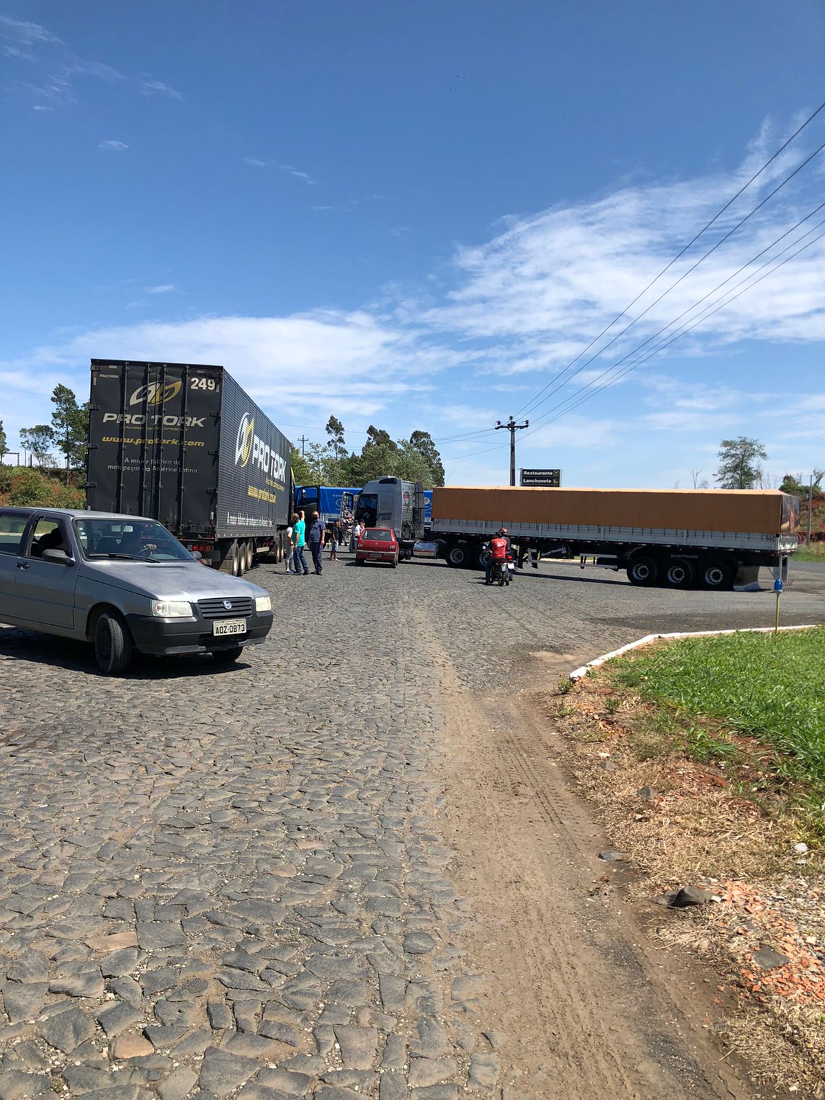 Briga de facão entre caminhoneiros em posto de Quatiguá viraliza nas redes sociais