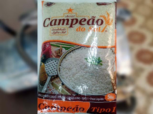 Dois são presos após furtarem pacotes de arroz e açúcar para trocar por drogas