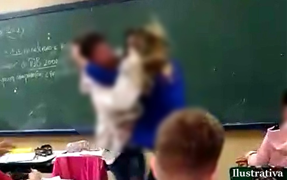 Alunos brigam em sala de aula até um deles desmaiar