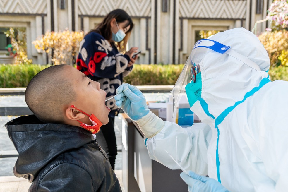 China pede à população que estoque comida em meio a controle de novo surto de Covid