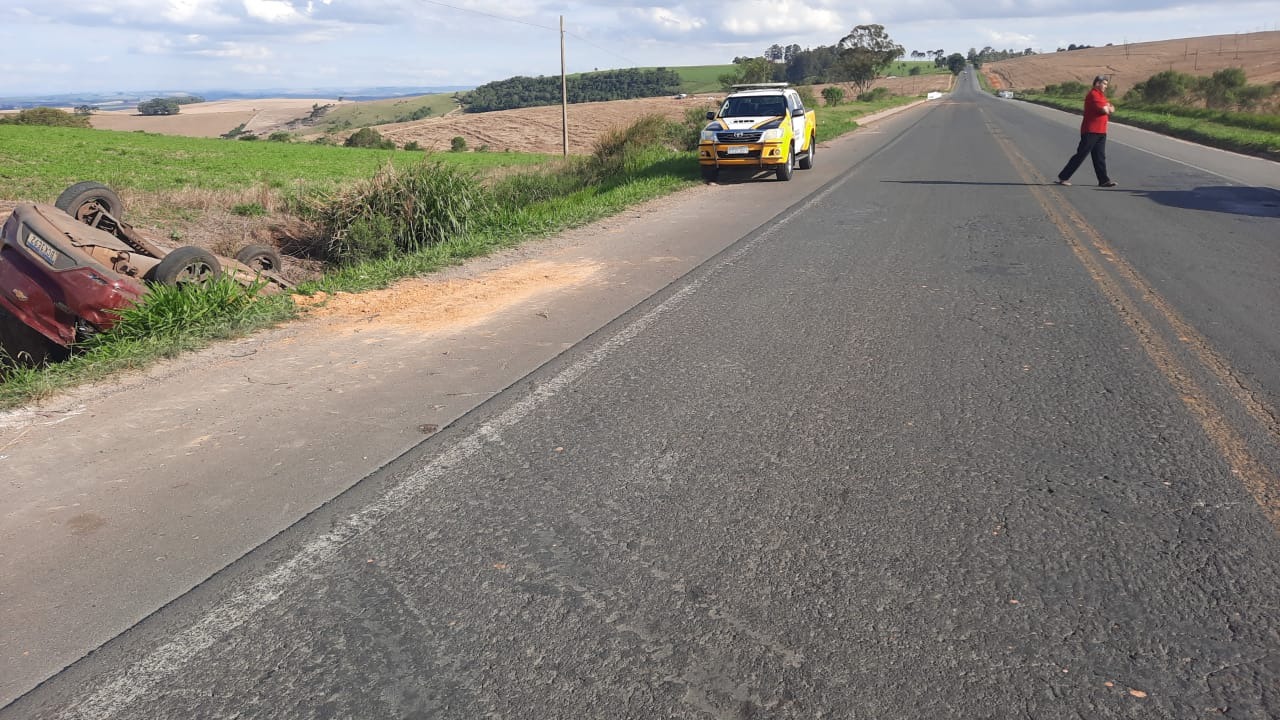 Com pista cheia de buracos, motorista capota próximo a Calógeras