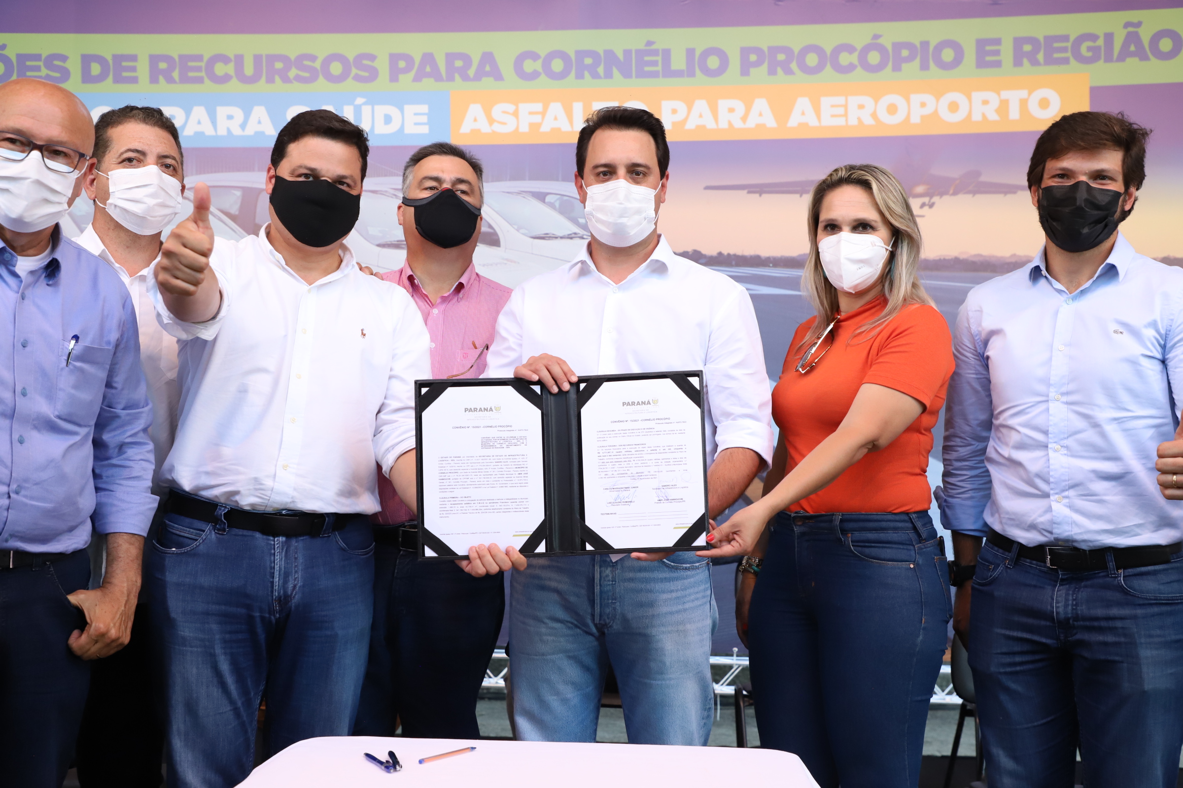 Ratinho Jr entrega veículos para região e recursos para o aeroporto de Cornélio Procópio