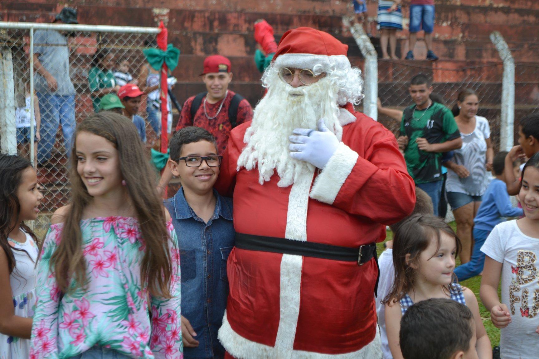 Crianças fazem a festa com chegada do Papai Noel e distribuição de presentes