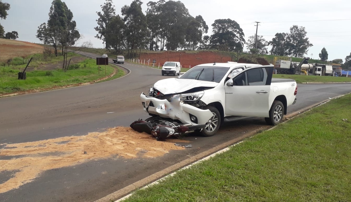 Acidente entre moto e caminhonete deixa dois feridos em Wenceslau Braz