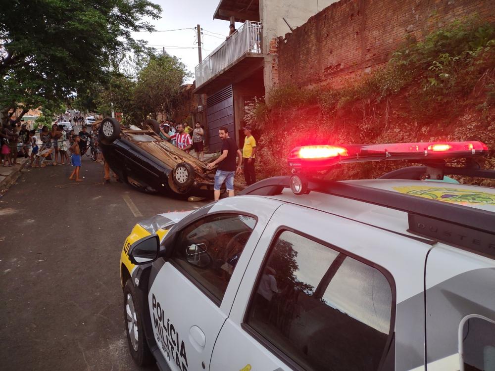 Motorista desvia de moto e carro capota em Santo Antônio da Platina