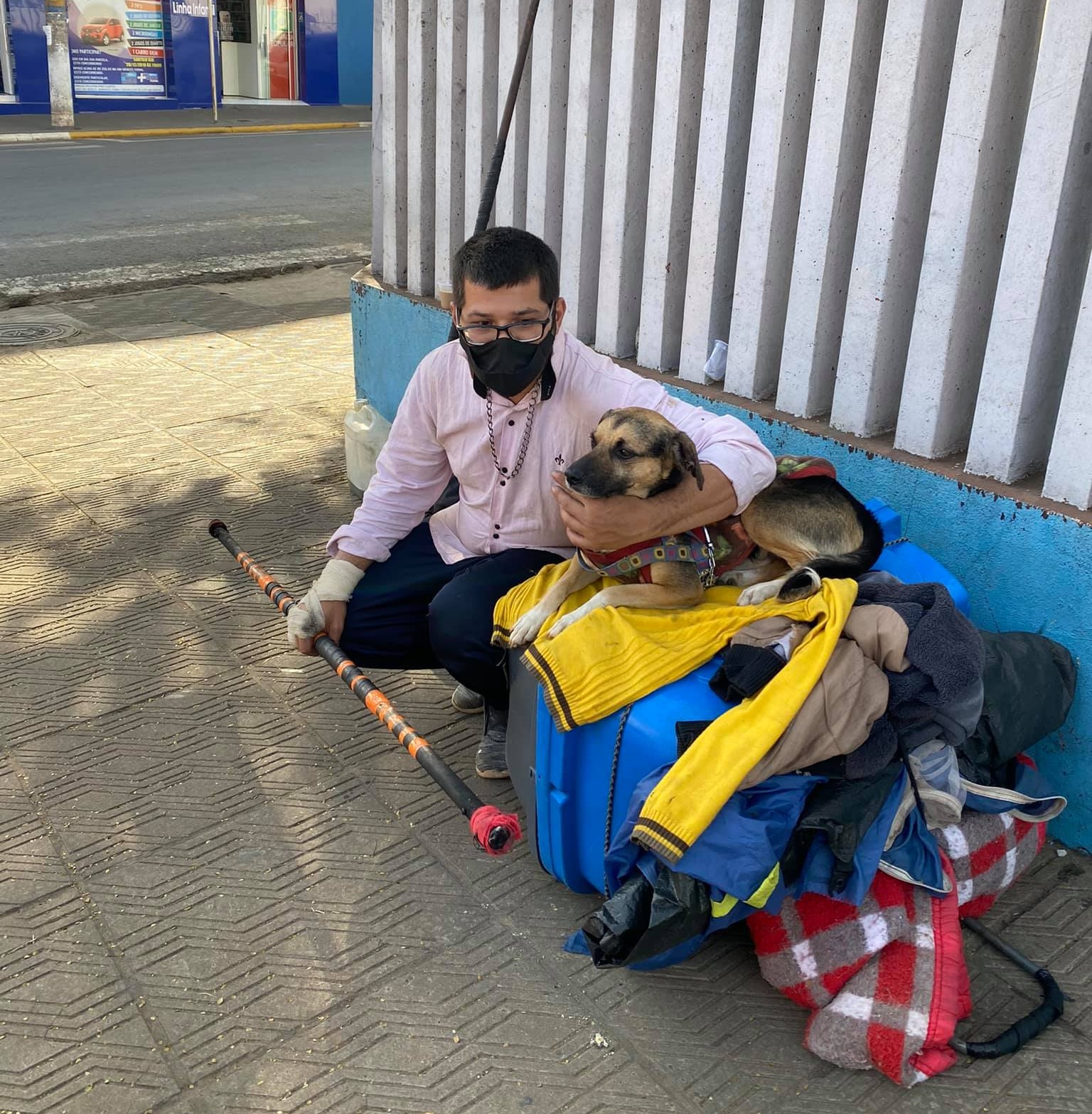 Artista conhecido nos semáforos de W. Braz pede ajuda para cuidar da mãe