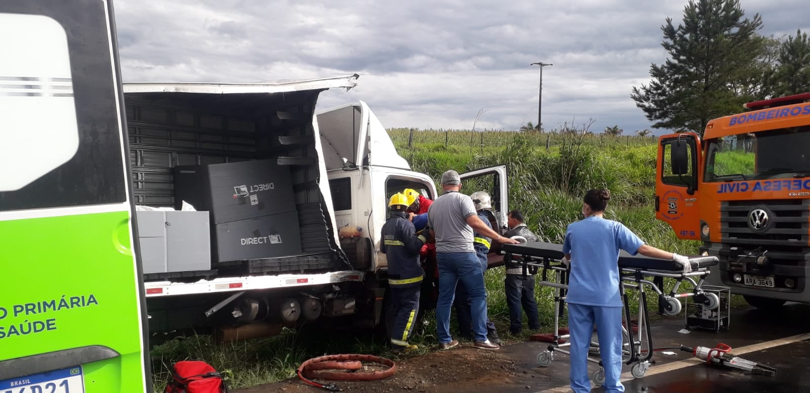 Colisão entre caminhões deixa motorista ferido na PR-092