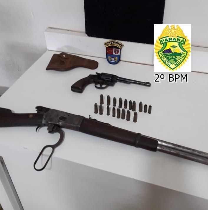 Marido é preso com duas armas após ameaçar cortar garganta da esposa na frente do filho
