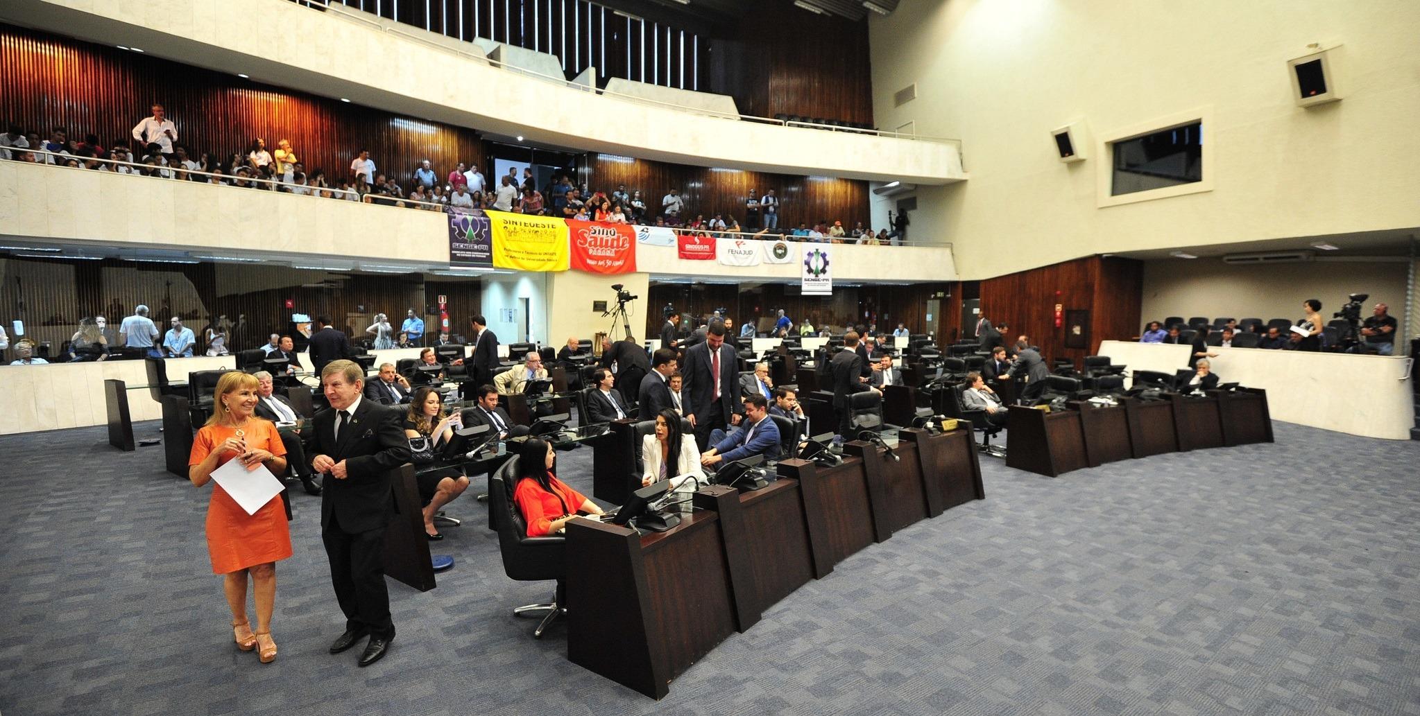 Deputados ignoram TCE e MP e aprovam nova mudança no Paraná Previdência