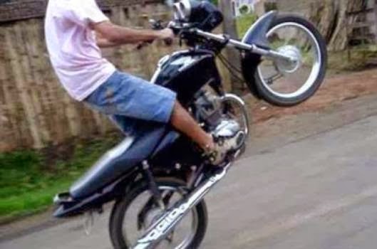 Jovem é detido ao ser flagrado “Dando grau” de moto em Siqueira Campos