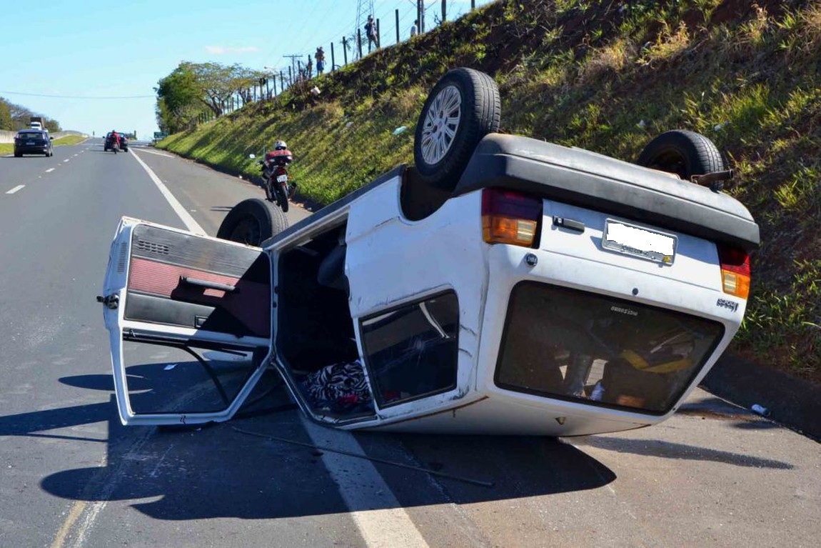 Mulher fica ferida após capotar Uno na BR-153 em Jacarezinho