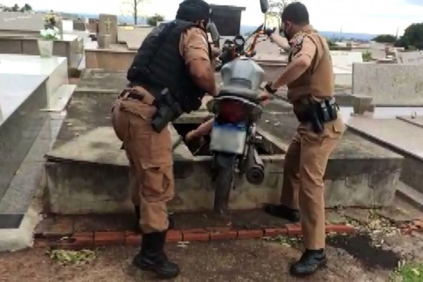Moto roubada é encontrada escondida dentro de túmulo no Norte Pioneiro