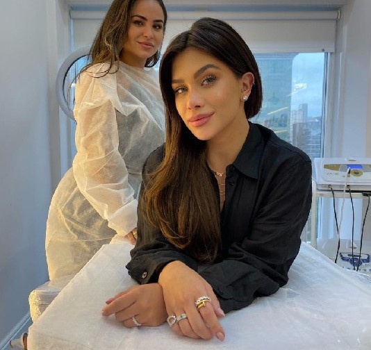 Flávia Pavanelli empina bumbum com tratamento feito por Marquezine e outras famosas