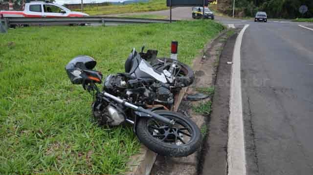 Colisão entre moto e carreta deixa motociclista ferido na BR-153