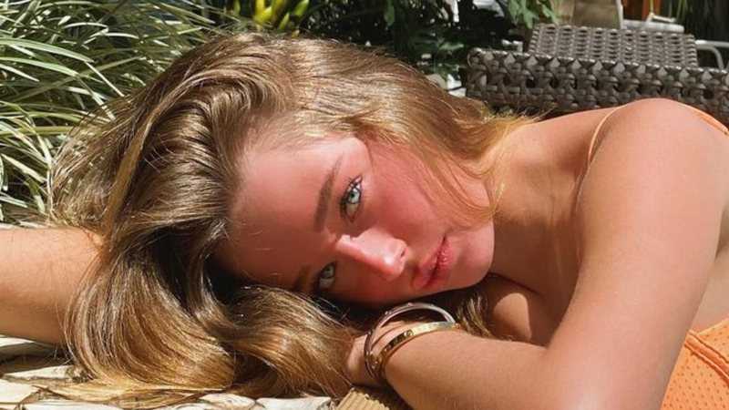 Duda Reis aproveita dia de piscina e exibe biquíni fio-dental