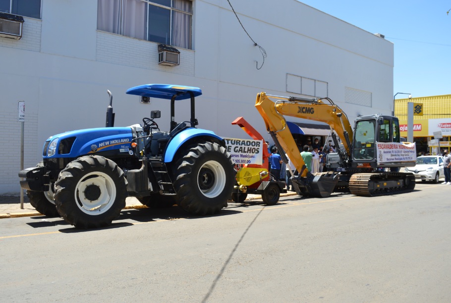 Wenceslau Braz recebe escavadeira hidráulica e triturador de galhos