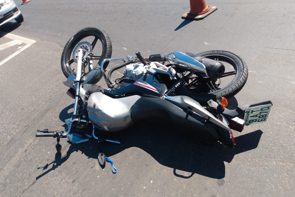 Acidente entre carro e moto deixa jovem ferido na BR-153