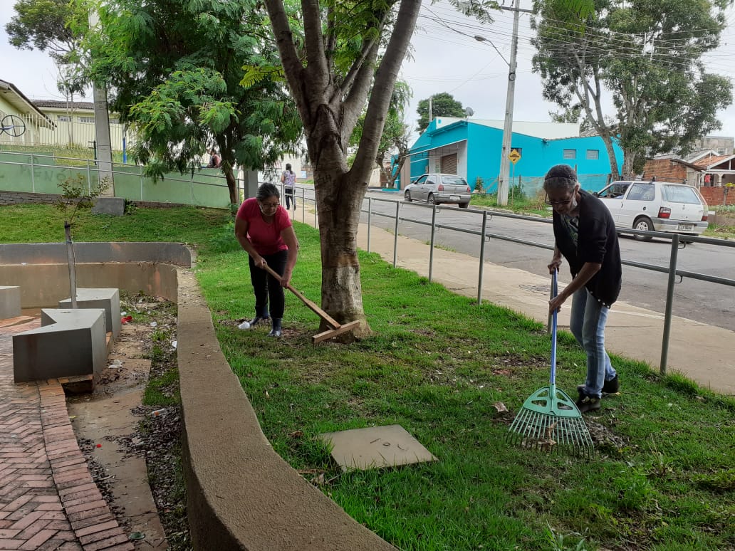 Servidoras aposentadas se reúnem para limpar a pracinha da “Bica D’agua” em Arapoti