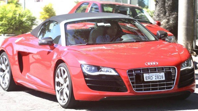 Roberto Carlos fica sem combustível e pega carona 'Quem nunca ficou sem gasolina?'