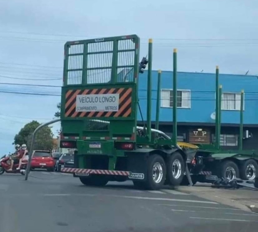 Caminhão derruba semáforo no Centro de Wenceslau Braz