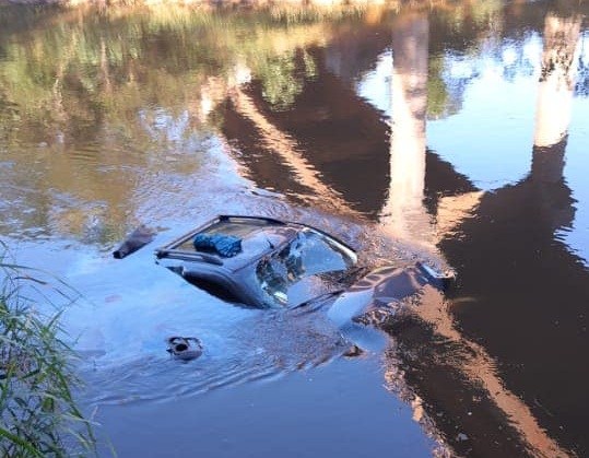 Policiais salvam vida de ocupantes de carro que caiu dentro de rio em Sengés