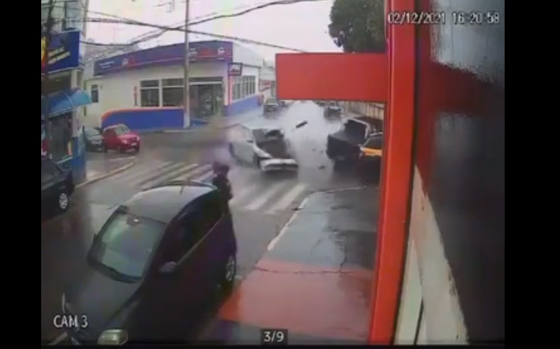 Milagre salva a vida de homem com criança de colo em acidente no Centro de Jaguariaíva