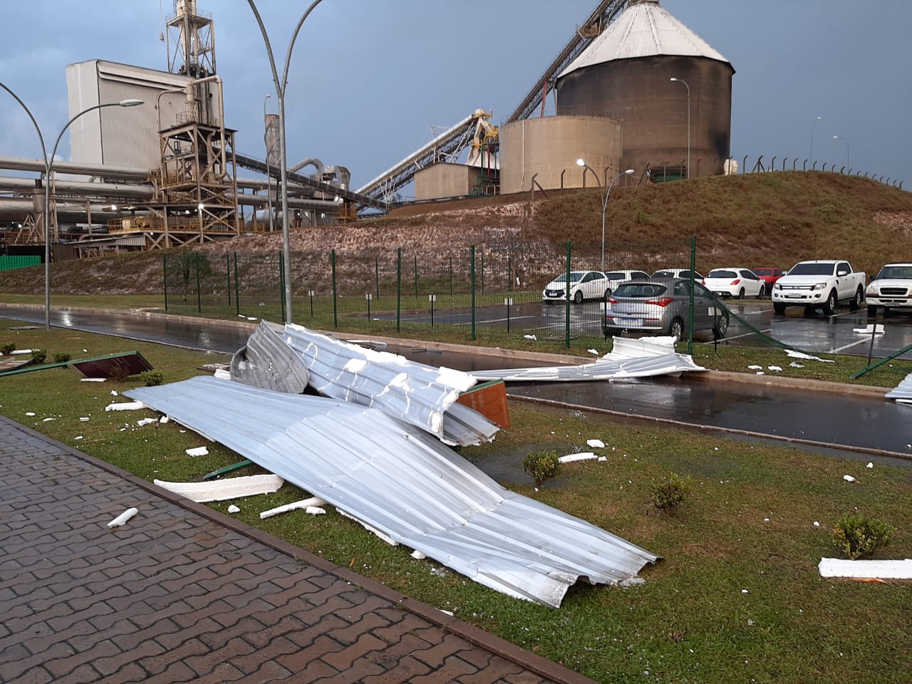 Temporal com vento e granizo deixa rastro de prejuízo na Arauco Jaguariaíva