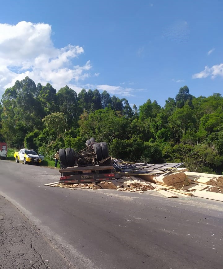 Carreta tomba e motorista fica ferido na PR-092 em Wenceslau Braz