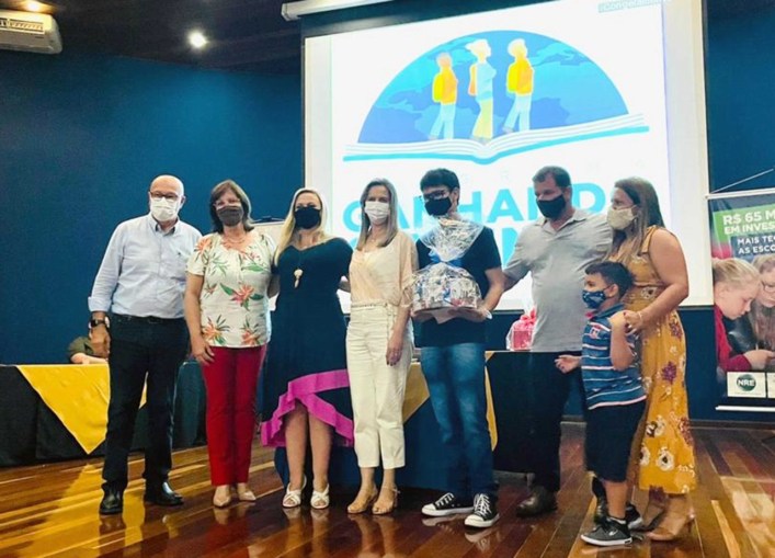 Estudantes do Norte Pioneiro que irão para o Canadá são homenageados em Cornélio Procópio