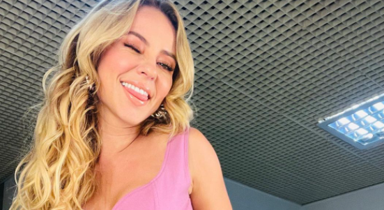 Paolla Oliveira sensualiza com look rosa e fãs a chamam de Barbie
