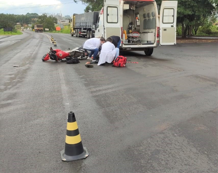 Colisão entre moto e carreta deixa homem ferido na PR-092 em Wenceslau Braz