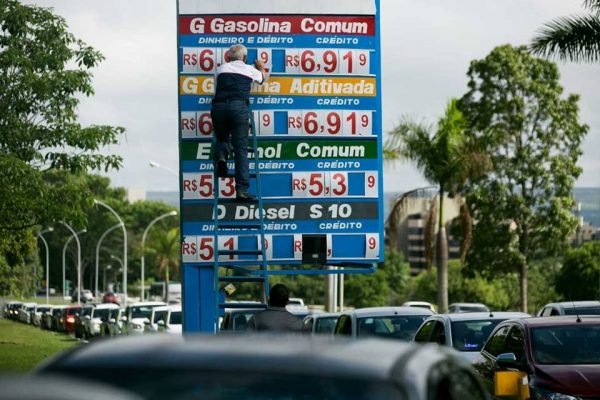 Projeto de Lei pode baixar preço da gasolina para R$ 5 e do gás de cozinha para R$ 65