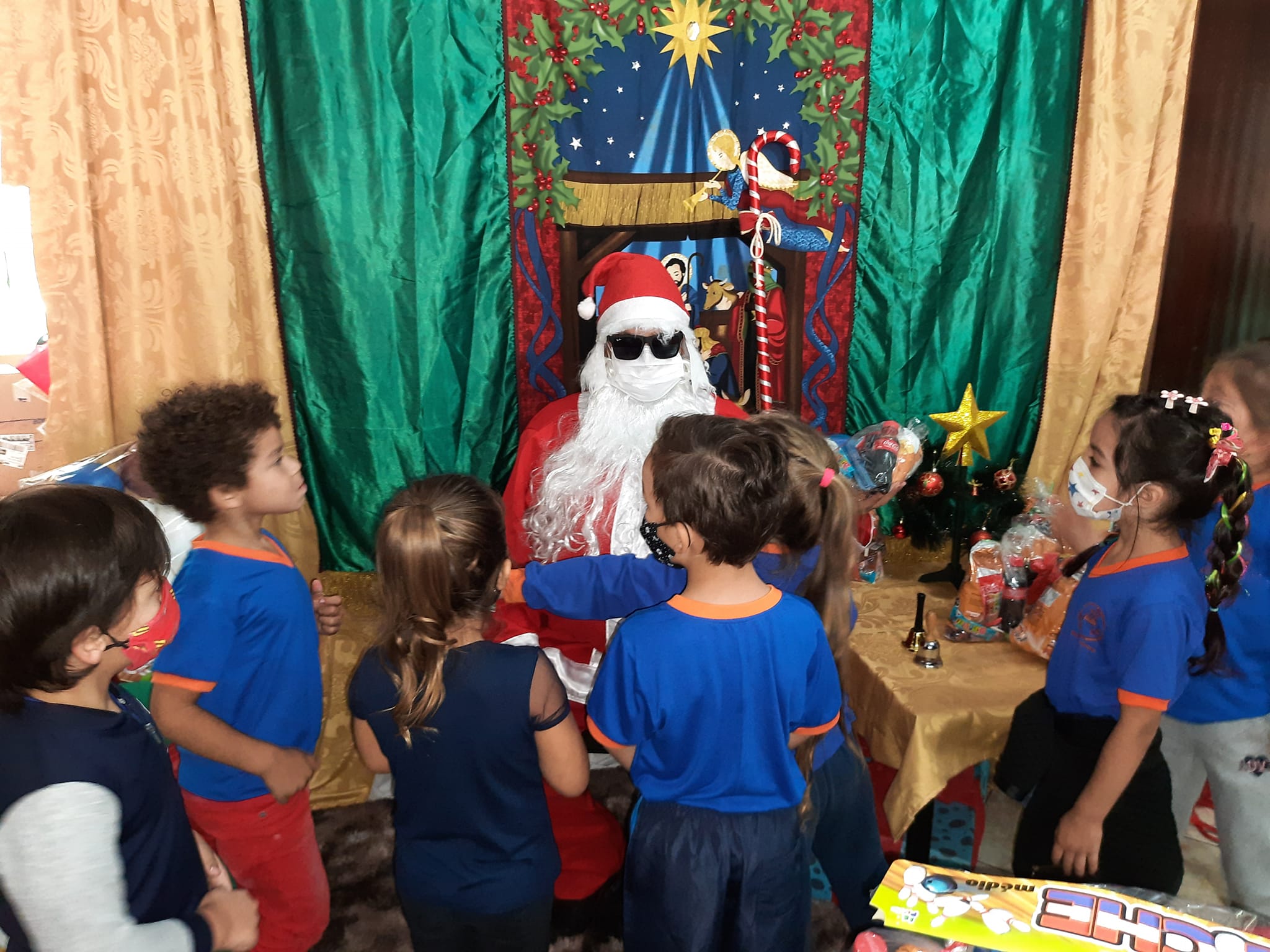 Papai Noel distribui doces e brinquedos para a alegria das crianças em Siqueira Campos 