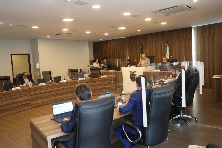 CCJ aprova projeto que reajusta piso salarial de profissionais da educação