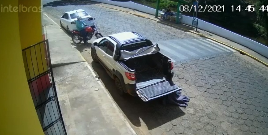 Câmera flagra “taradão” mostrando o pênis para mulher em Jaguariaíva