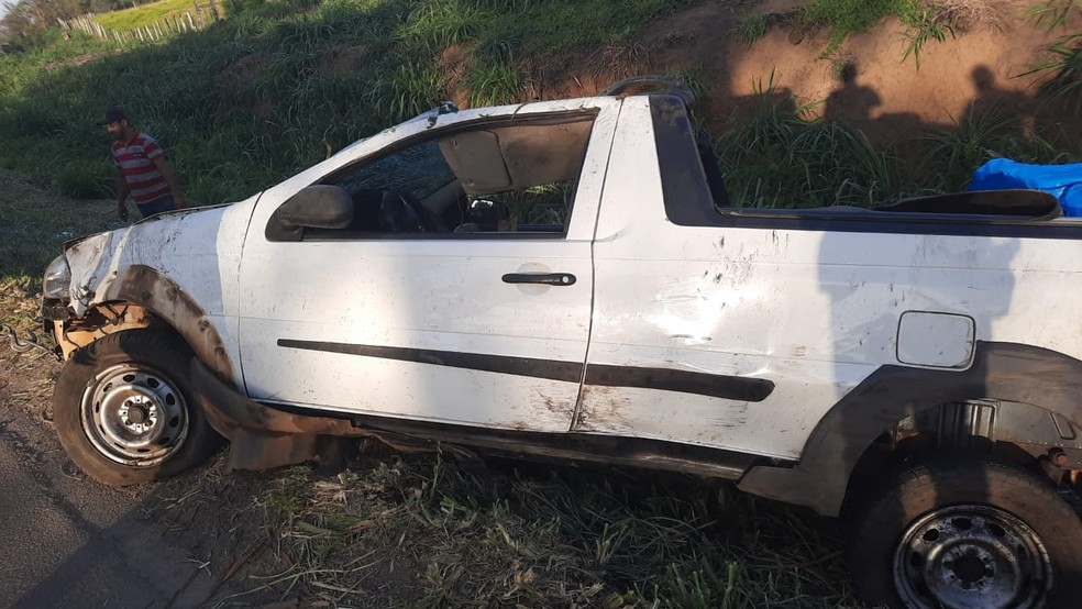 Caminhonete capota e motorista morre na PR-092