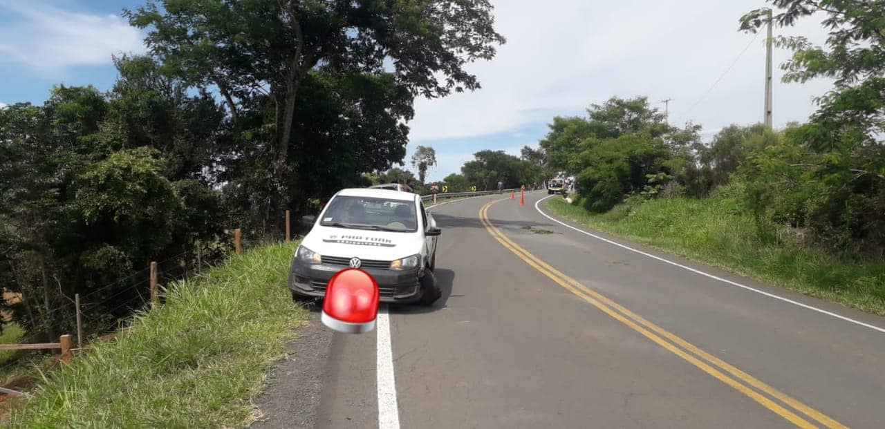 Colisão entre moto e caminhonete deixa jovem em estado grave em Tomazina