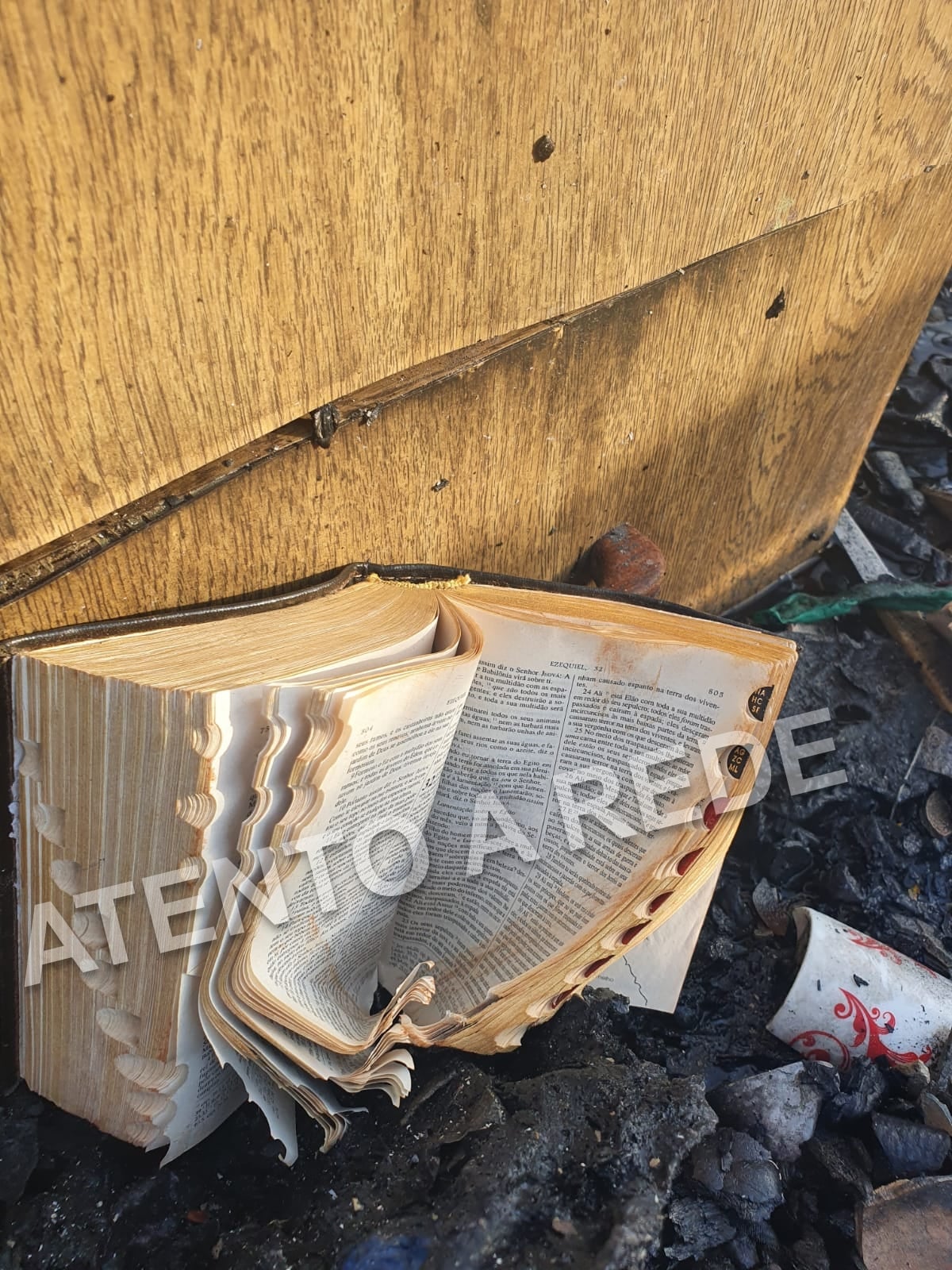 Fogo destrói carro e três residências, mas bíblia é encontrada intacta