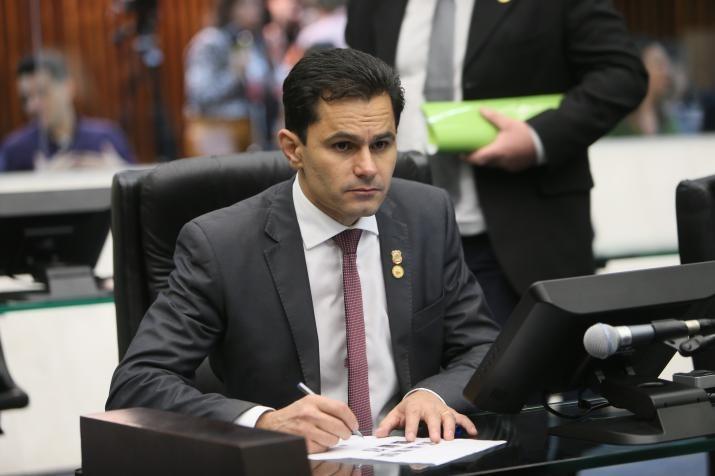 Deputados aprovam isenção de tarifa do pedágio para pessoas com autismo e Síndrome de Down
