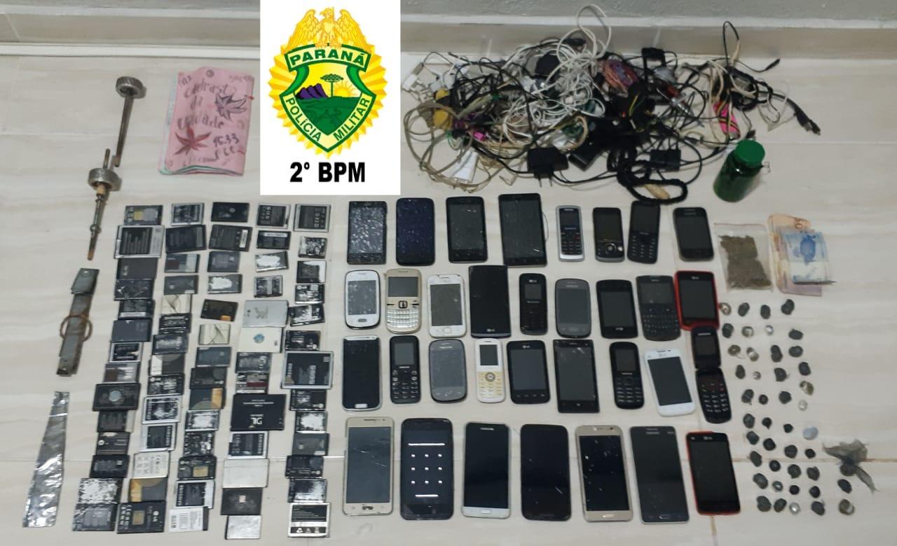 Polícia apreende dinheiro, 34 celulares, 47 buchas de maconha e outros objetos na cadeia de Ibaiti