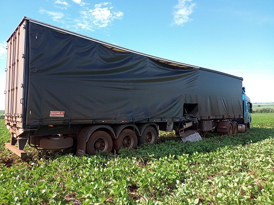 Carreta desgovernada causa acidentes e motorista diz que iria buscar “uma bucha de farinha”