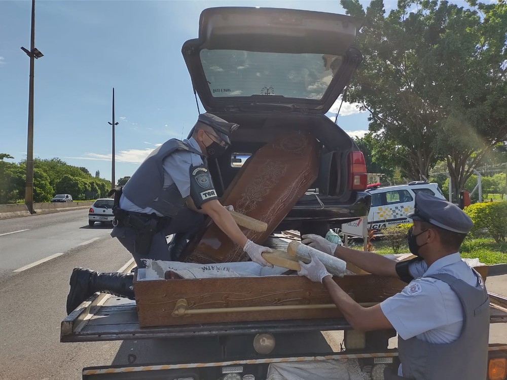 Polícia encontra em carro funerário caixão com quase 80 quilos de maconha