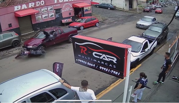 Câmera filma motociclista sendo atingido por caminhonete em Siqueira Campos